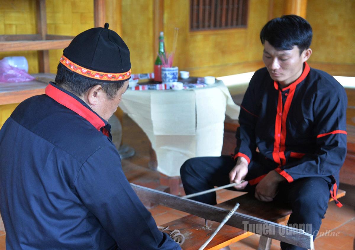 Der Kunsthandwerker Sin Van Phong bringt der Jugend von Pa Then traditionelle Rituale und Feuertänze bei.