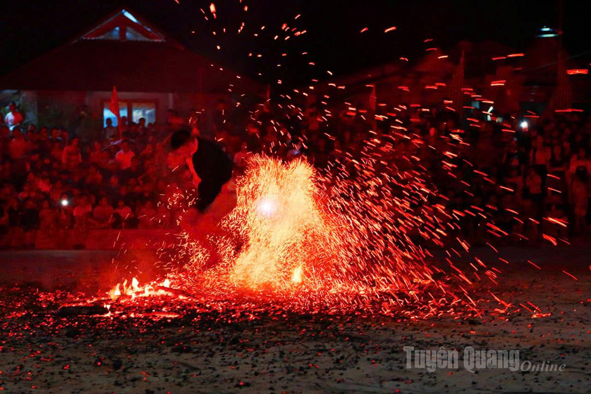 Pa Dann führen Jugendliche bei einem traditionellen Fest ein Feuertanzritual durch.