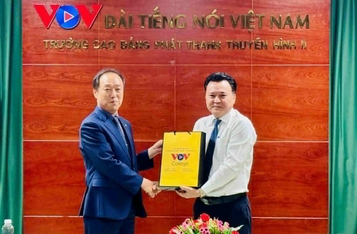ການ​ນຳ​ສອງ​ຫົວ​ໜ່ວຍ​ໄດ້​ແລກປ່ຽນ​ບົດ​ບັນທຶກ​ຊ່ວຍ​ຈຳ.
