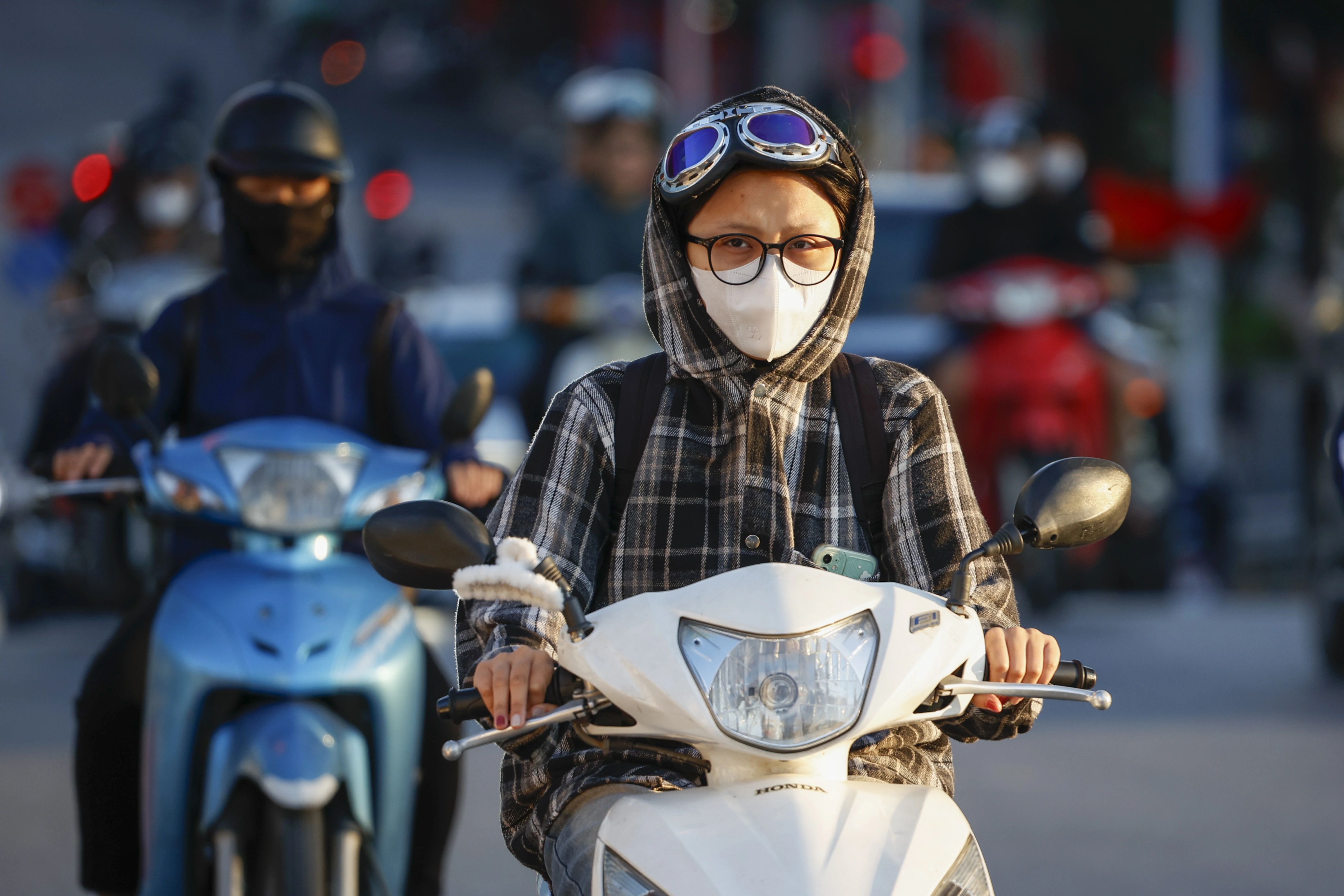 Người Hà Nội khoác áo ấm trong gió lạnh đầu mùa