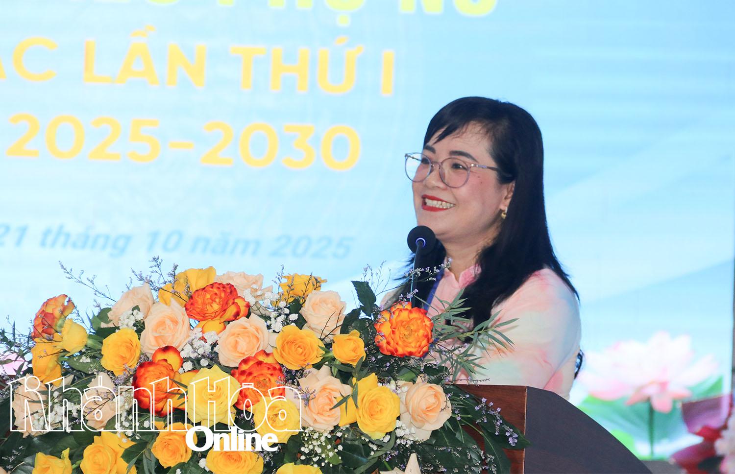 Fru Do Thi Kim Anh - vice ordförande för Vietnams fosterlandsfrontskommitté och ordförande för kommunens kvinnoförbund - höll öppningstalet vid kongressen.