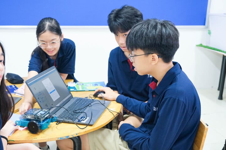 STEM ল্যাব - যেখানে শিক্ষার্থীরা সক্রিয়ভাবে প্রোগ্রামিং করতে পারে এবং প্রযুক্তিগত চিন্তাভাবনা বিকাশ করতে পারে।