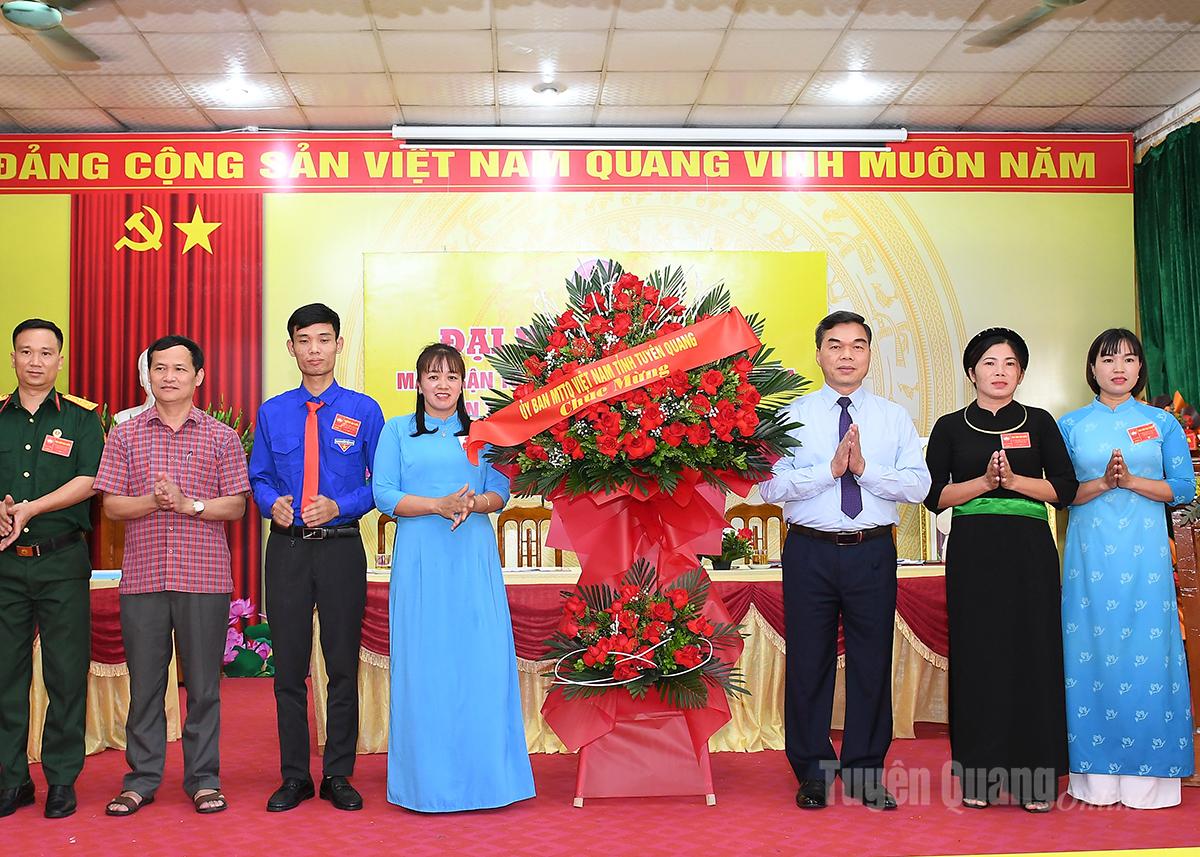 Deputy Secretary of the Provincial Party Committee, Chairman of the Vietnam Fatherland Front Committee of Tuyen Quang province Ma The Hong presented flowers to congratulate the Congress.