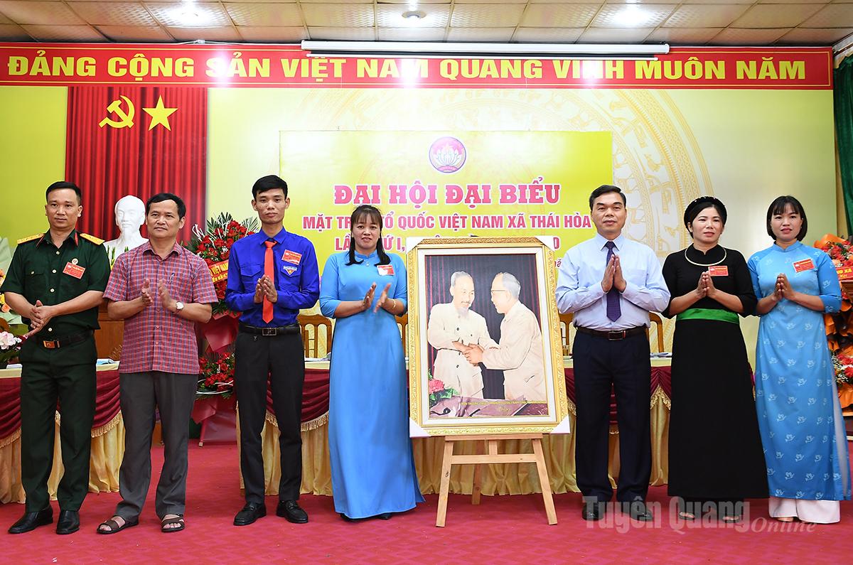 Deputy Secretary of the Provincial Party Committee, Chairman of the Vietnam Fatherland Front Committee of Tuyen Quang province Ma The Hong presented the Congress of Vietnam Fatherland Front delegates of Thai Hoa commune with a picture of President Ho Chi Minh.