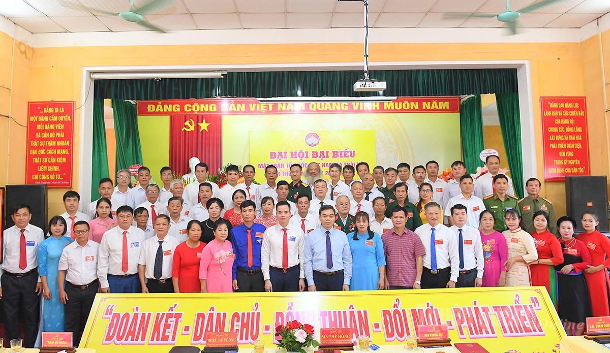 Delegates took souvenir photos with members of the Vietnam Fatherland Front Committee of Thai Hoa commune, term I, 2025-2030.