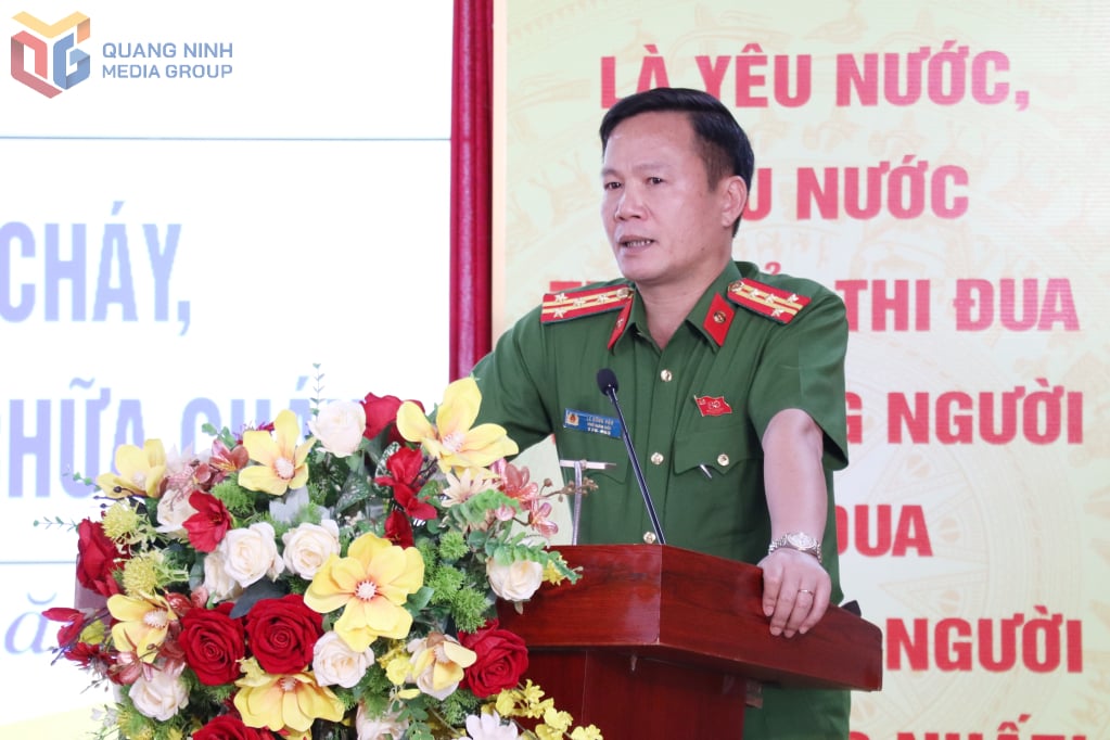 Oberst Le Hong Van, direktør for provinsiell politiavdeling, lanserte bevegelsen for alle mennesker som deltar i brannforebygging, brannslukking og redning.