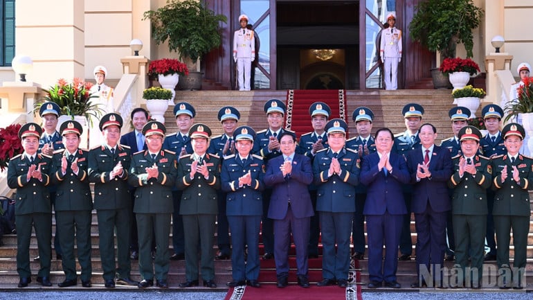 Thủ tướng Phạm Minh Chính, các đồng chí lãnh đạo, các tướng lĩnh Bộ Tư lệnh Quân chủ Phòng không-Không quân. (Ảnh: Trần Hải)