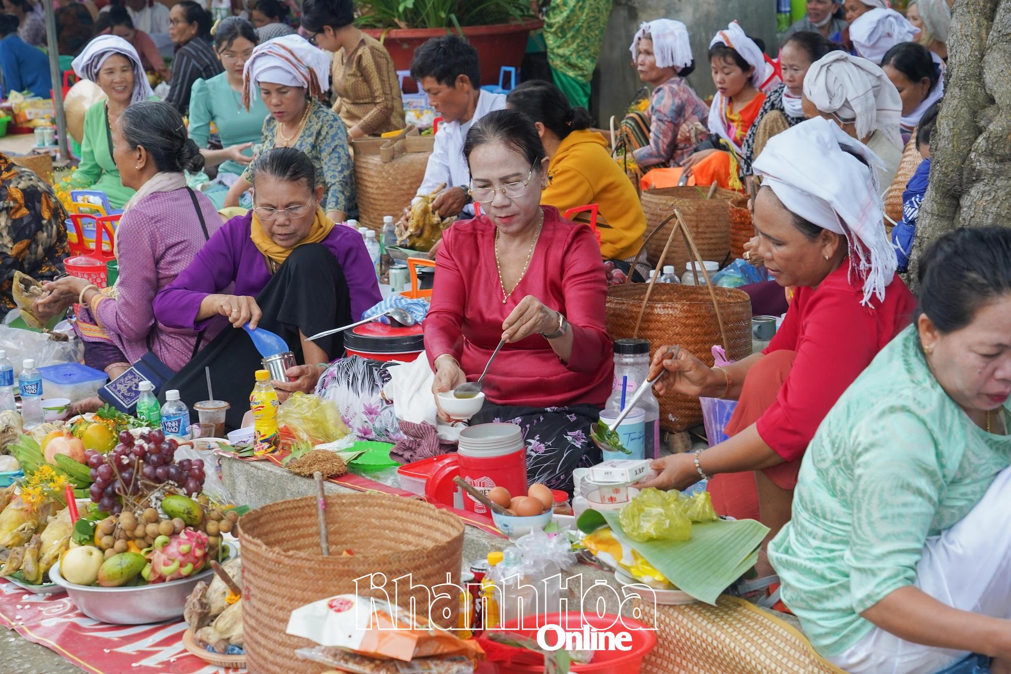 ជនជាតិចាមរៀបចំថ្វាយបង្គំព្រះនៅប្រាសាទ Po Inư Nưgar។