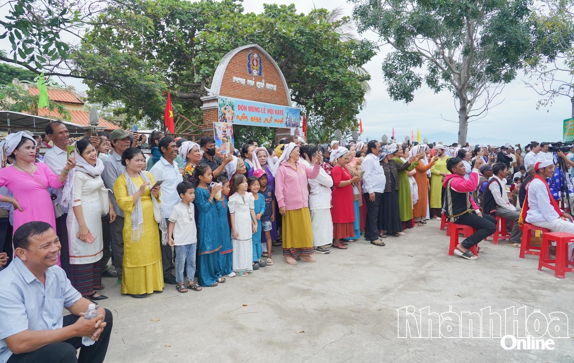 មនុស្សជាច្រើនបានមកចូលរួម និងចាប់យកឱកាសនៃពិធីបុណ្យ Kate ឆ្នាំ 2025 នៅប្រាសាទ Po Inư Nưgar ភូមិ Huu Duc ឃុំ Phuoc Huu។