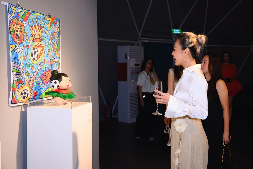 Bezoekers van de tentoonstelling