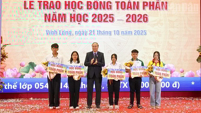 ndo_tr_anh-2-trao-hoc-cho-sinh-vien-toan-phan.jpg