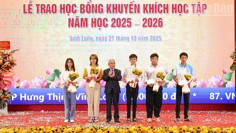 ndo_tr_anh-3-trao-hoc-bong-cho-tan-sinh-vien-gia-dinh-nguoi-co-cong.jpg
