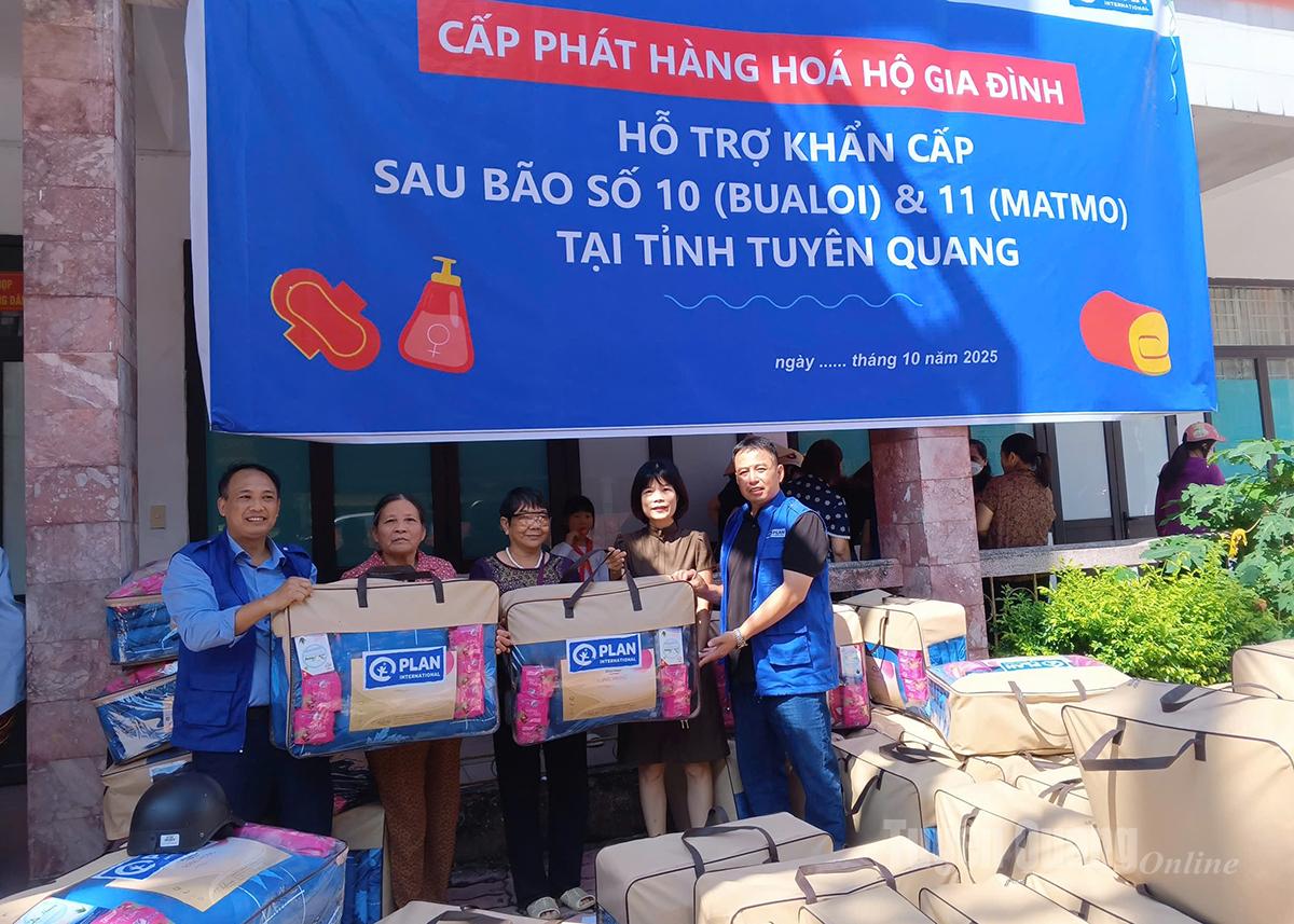 Wakil Jabatan Hal Ehwal Luar Negeri dan Pejabat Pelan Tuyen Quang menyampaikan hadiah kepada isi rumah.