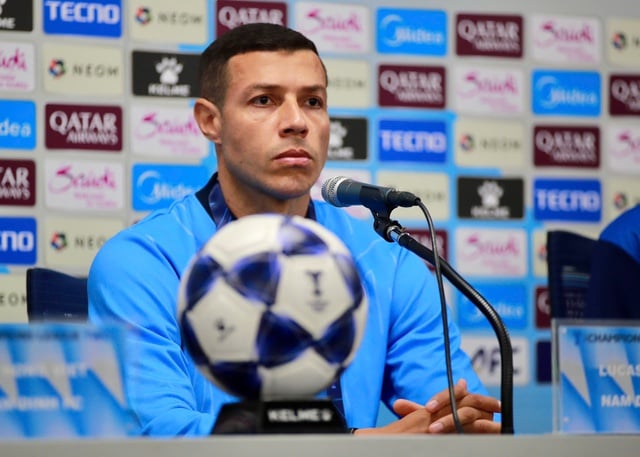 Trainer Vu Hong Viet und Mittelfeldspieler Nam Dinh „reden hart“: „Gamba Osaka ist extrem stark, aber es wird Überraschungen geben“ – Foto 2. HLV Vũ Hồng Việt và trung vệ Nam Định 'nói cứng': 'Gamba Osaka cực mạnh, nhưng sẽ có bất ngờ'- Ảnh 2.