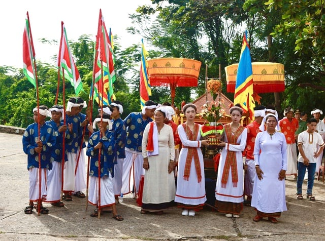 O brilhante Festival Kate aos pés da Torre Po Sah Inu: A antiga alma cultural revive - Foto 1. Lễ hội Katê rực rỡ dưới chân tháp PôSahInư: Hồn văn hóa xưa hồi sinh- Ảnh 1.