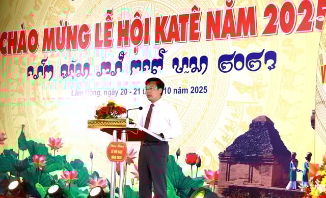 O brilhante Festival Kate aos pés da Torre Po Sah Inu: A antiga alma cultural revive - Foto 2. Lễ hội Katê rực rỡ dưới chân tháp PôSahInư: Hồn văn hóa xưa hồi sinh- Ảnh 2.