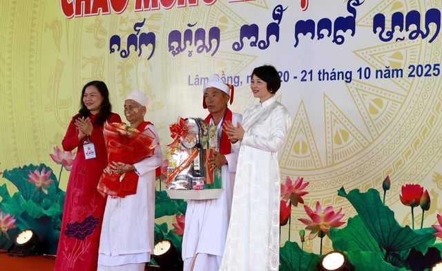 O brilhante Festival Kate aos pés da Torre Po Sah Inu: A antiga alma cultural revive - Foto 3. Lễ hội Katê rực rỡ dưới chân tháp PôSahInư: Hồn văn hóa xưa hồi sinh- Ảnh 3.