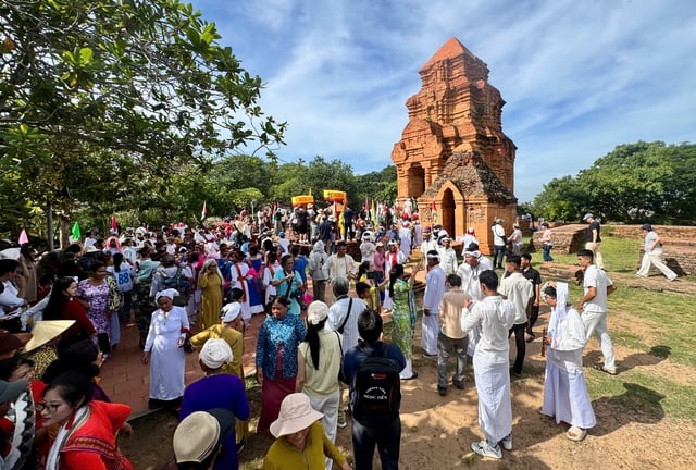 O brilhante Festival Kate aos pés da Torre Po Sah Inu: A antiga alma cultural revive - Foto 4. Lễ hội Katê rực rỡ dưới chân tháp PôSahInư: Hồn văn hóa xưa hồi sinh- Ảnh 4.