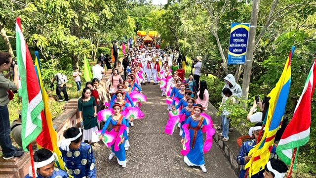 O brilhante Festival Kate aos pés da Torre Po Sah Inu: A antiga alma cultural revive - Foto 5. Lễ hội Katê rực rỡ dưới chân tháp PôSahInư: Hồn văn hóa xưa hồi sinh- Ảnh 5.