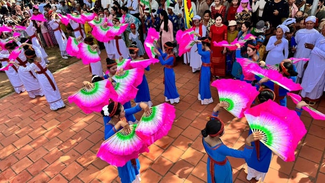 O brilhante Festival Kate aos pés da Torre Po Sah Inu: A antiga alma cultural revive - Foto 6. Lễ hội Katê rực rỡ dưới chân tháp PôSahInư: Hồn văn hóa xưa hồi sinh- Ảnh 6.