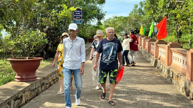 O brilhante Festival Kate aos pés da Torre Po Sah Inu: A antiga alma cultural revive - Foto 7. Lễ hội Katê rực rỡ dưới chân tháp PôSahInư: Hồn văn hóa xưa hồi sinh- Ảnh 7.