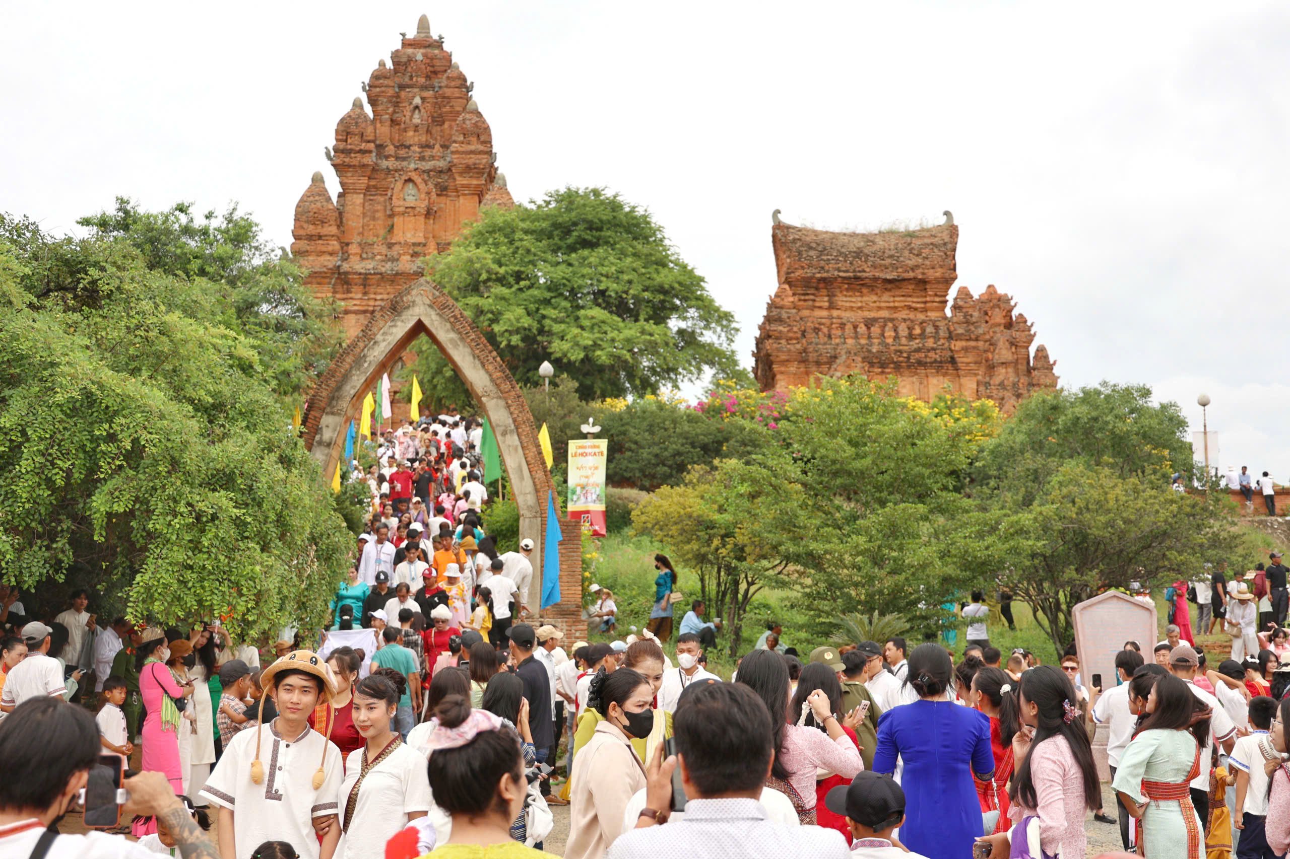 Hình ảnh đặc sắc vui đón lễ hội Katê từ hàng nghìn người dân, du khách - Ảnh 10.