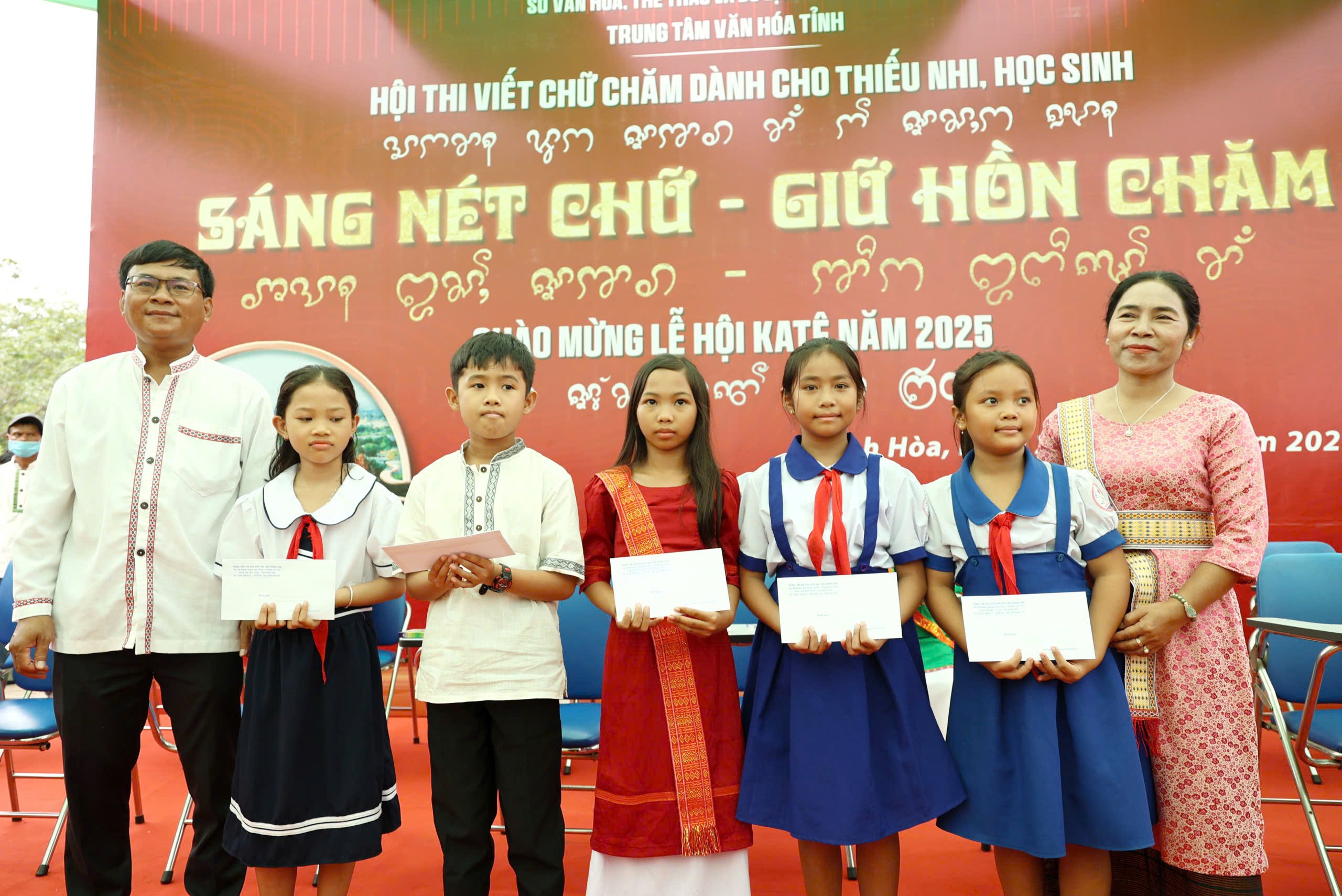 Hình ảnh đặc sắc vui đón lễ hội Katê từ hàng nghìn người dân, du khách - Ảnh 13.