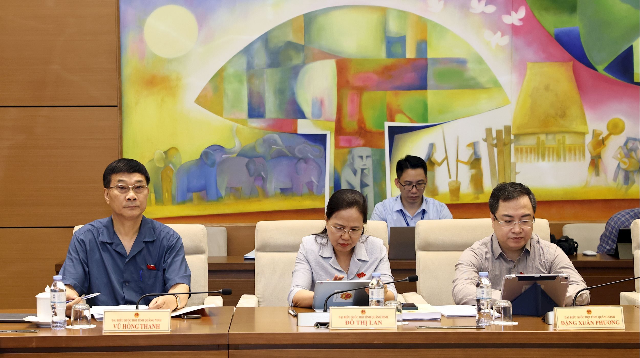 ທ່ານ​ຮອງ​ປະ​ທານ​ສະ​ພາ​ແຫ່ງ​ຊາດ ຫວູ​ຮົ່ງ​ແທ່ງ ໄດ້​ເຂົ້າ​ຮ່ວມ​ກອງ​ປະ​ຊຸມ​ກຸ່ມ 14.