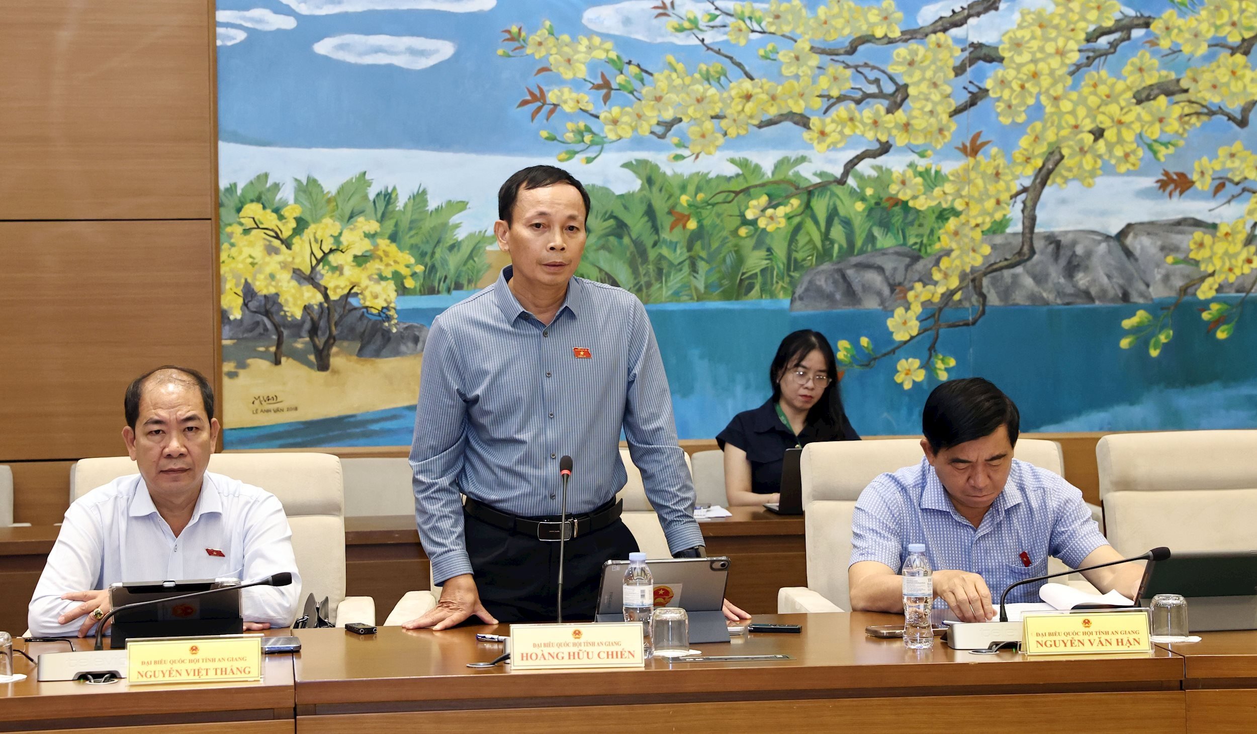 ຜູ້​ແທນ​ສະພາ​ແຫ່ງ​ຊາດ ຮ່ວາງ​ຮຸຍ​ຈ້ຽນ (ອານ​ຢາງ)