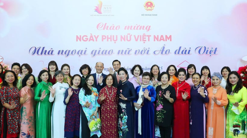 Delegater fra Utenriksdepartementet og Vietnam Ao Dai kulturforening deltok på programmet.