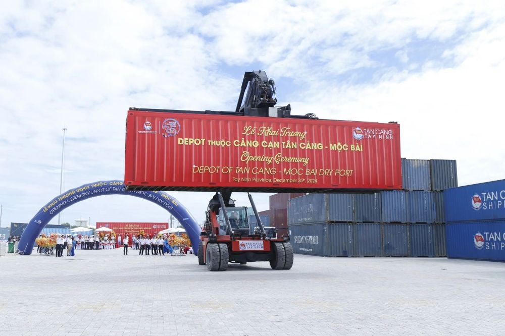 Sudut Pelabuhan Kering Tan Cang - Moc Bai.