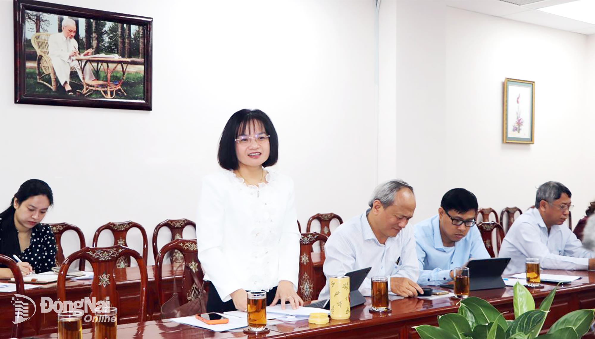 ທ່ານ​ເລຂາ​ຄະນະ​ພັກ​ແຂວງ, ຫົວໜ້າ​ພະ​ແນ​ກການ​ເງິນ​ແຂວງ ດົ່ງ​ນາຍ ກ່າວ​ຄຳ​ເຫັນ​ທີ່​ກອງ​ປະຊຸມ. ພາບ: ຫງອກລຽນ