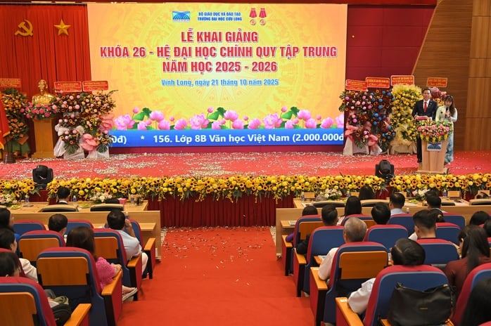Trường ĐH Cửu Long khen thưởng và cấp học bổng gần 10 tỉ đồng dịp khai giảng khóa 26 - Ảnh 1.