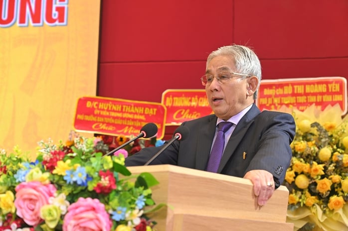 Trường ĐH Cửu Long khen thưởng và cấp học bổng gần 10 tỉ đồng dịp khai giảng khóa 26 - Ảnh 2.