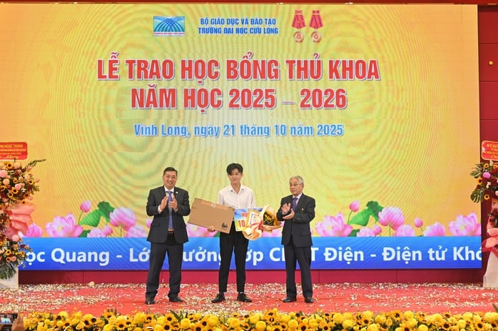 Trường ĐH Cửu Long khen thưởng và cấp học bổng gần 10 tỉ đồng dịp khai giảng khóa 26 - Ảnh 3.