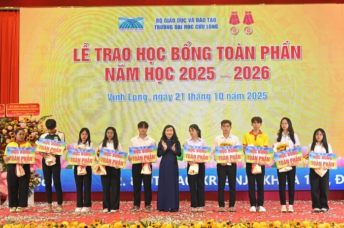 Trường ĐH Cửu Long khen thưởng và cấp học bổng gần 10 tỉ đồng dịp khai giảng khóa 26 - Ảnh 5.