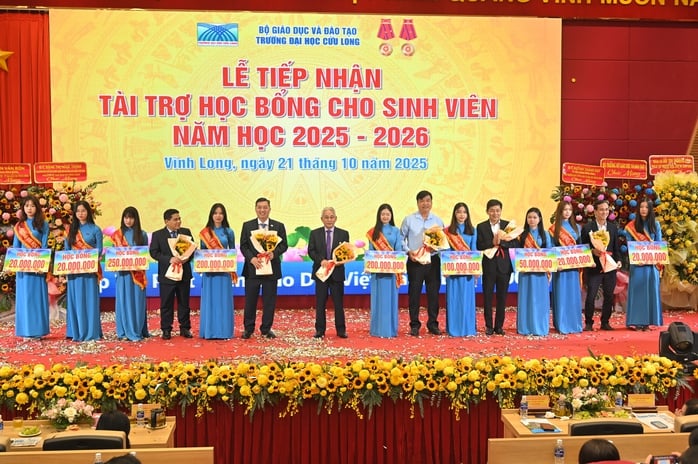 Trường ĐH Cửu Long khen thưởng và cấp học bổng gần 10 tỉ đồng dịp khai giảng khóa 26 - Ảnh 6.