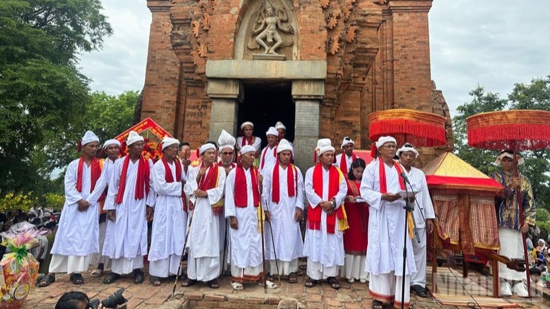 Der stellvertretende Mönch Luu Sanh Thanh, Mitglied des Komitees der Vietnamesischen Vaterländischen Front der Provinz Khanh Hoa und Sekretär des Cham Brahman Council of Dignitaries, hielt eine Begrüßungsrede und eröffnete das Kate Festival 2025 im Po Klong Garai-Turm im Bezirk Do Vinh. (Foto: NGUYEN TRUNG)
