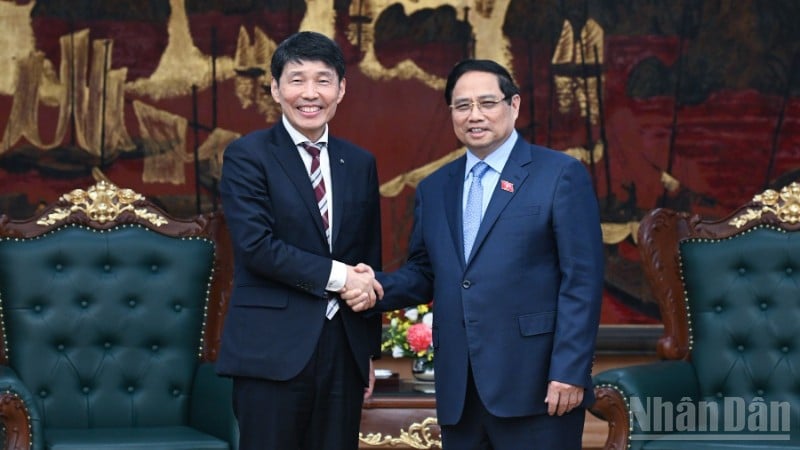 Thủ tướng Phạm Minh Chính và ông Yamamoto Ichita, Thống đốc tỉnh Gunma, Nhật Bản. (Ảnh: TRẦN HẢI)