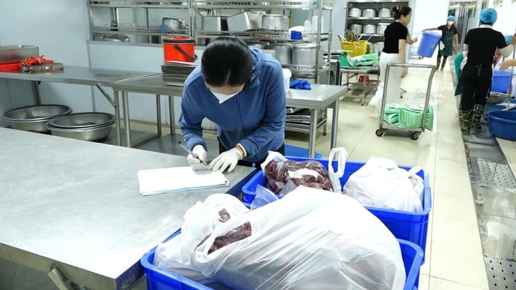 Cu Khe小学校は寄宿制の食事を再編成し、生徒の出席率はほぼ99%に達した - 写真2。 Trường Tiểu học Cự Khê tổ chức lại bữa ăn bán trú, sĩ số học sinh đạt gần 99%- Ảnh 2.