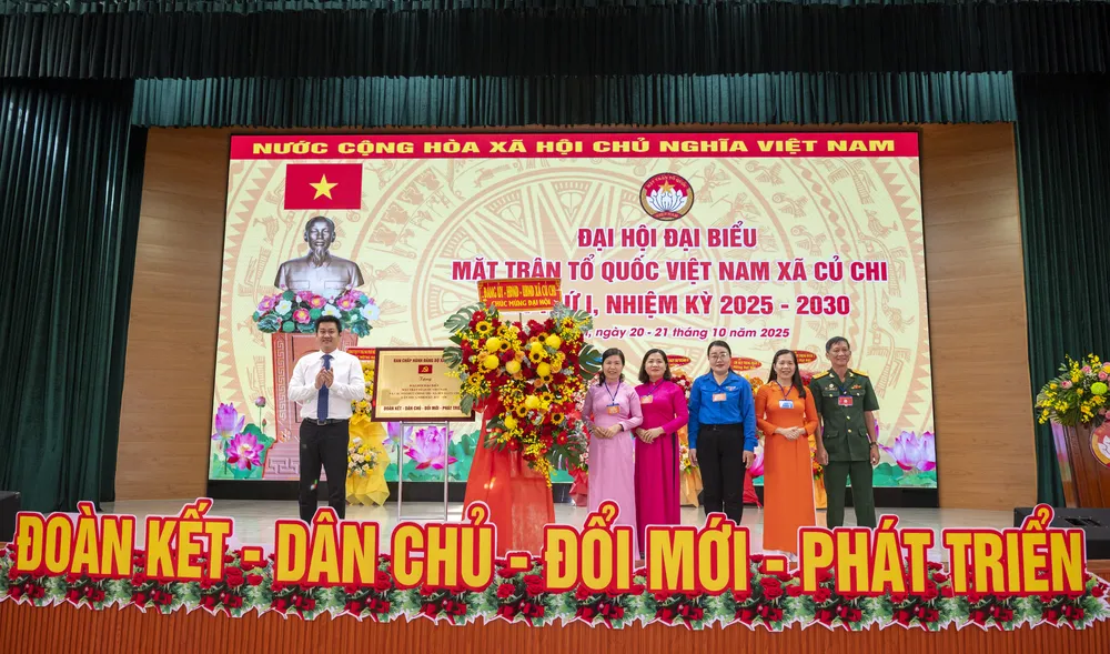 Đồng chí Hứa Quốc Hưng, Bí thư Đảng ủy, Chủ tịch HĐND xã Củ Chi tặng Bức Trướng của Ban Chấp hành Đảng bộ xã và hoa chúc mừng Đại hội Đại biểu UBMTTQ Việt Nam xã, nhiệm kỳ 2025-2030.jpg