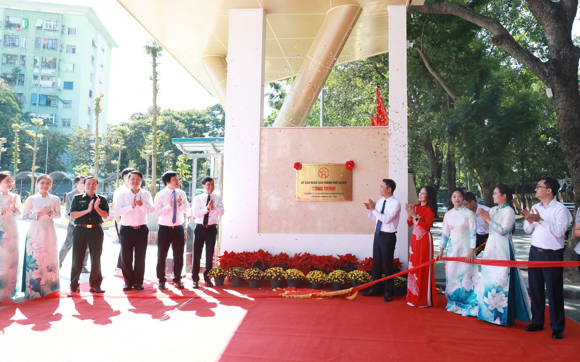 Các đại biểu thực hiện nghi thức gắn biển Trường Tiểu học Pháp Vân
