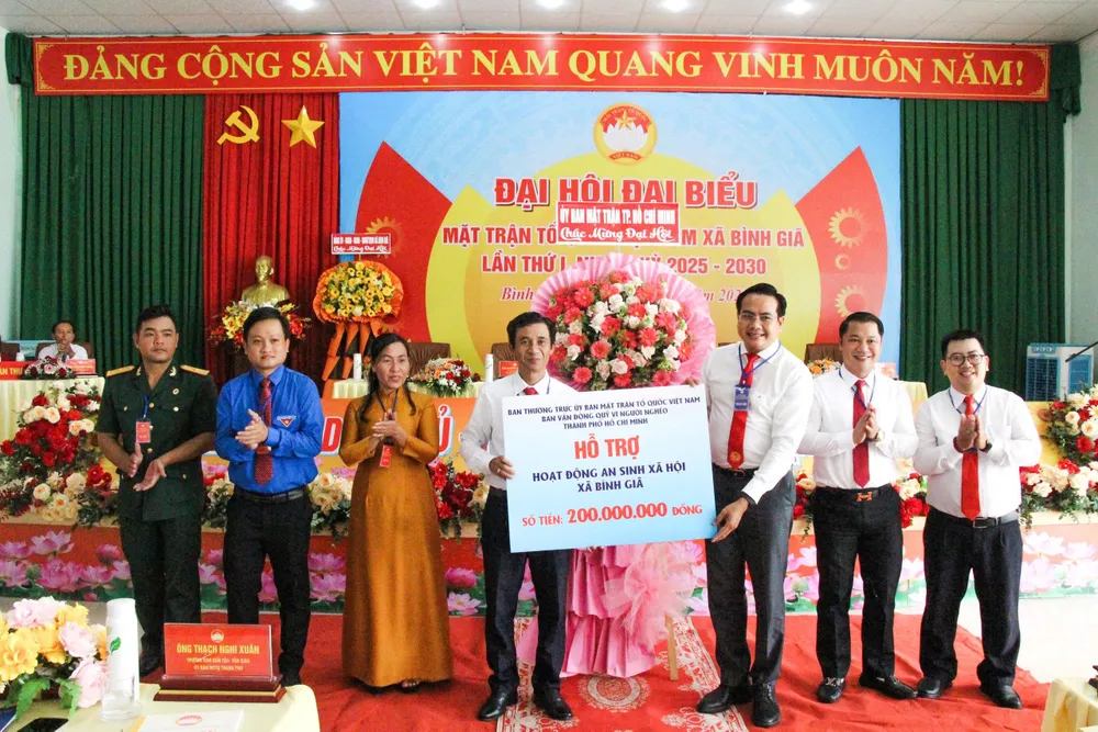 Comrade Thach Nghi Xuan (third from right), Head of the Ethnic and Religious Affairs Committee of the Vietnam Fatherland Front Committee of Ho Chi Minh City, presented 200 million VND to the Fatherland Front of Binh Gia commune to support people.
