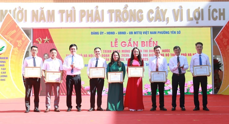 Gắn biển 2 công trình trường học cấp Thành phố tại phường Yên Sở- Ảnh 4.