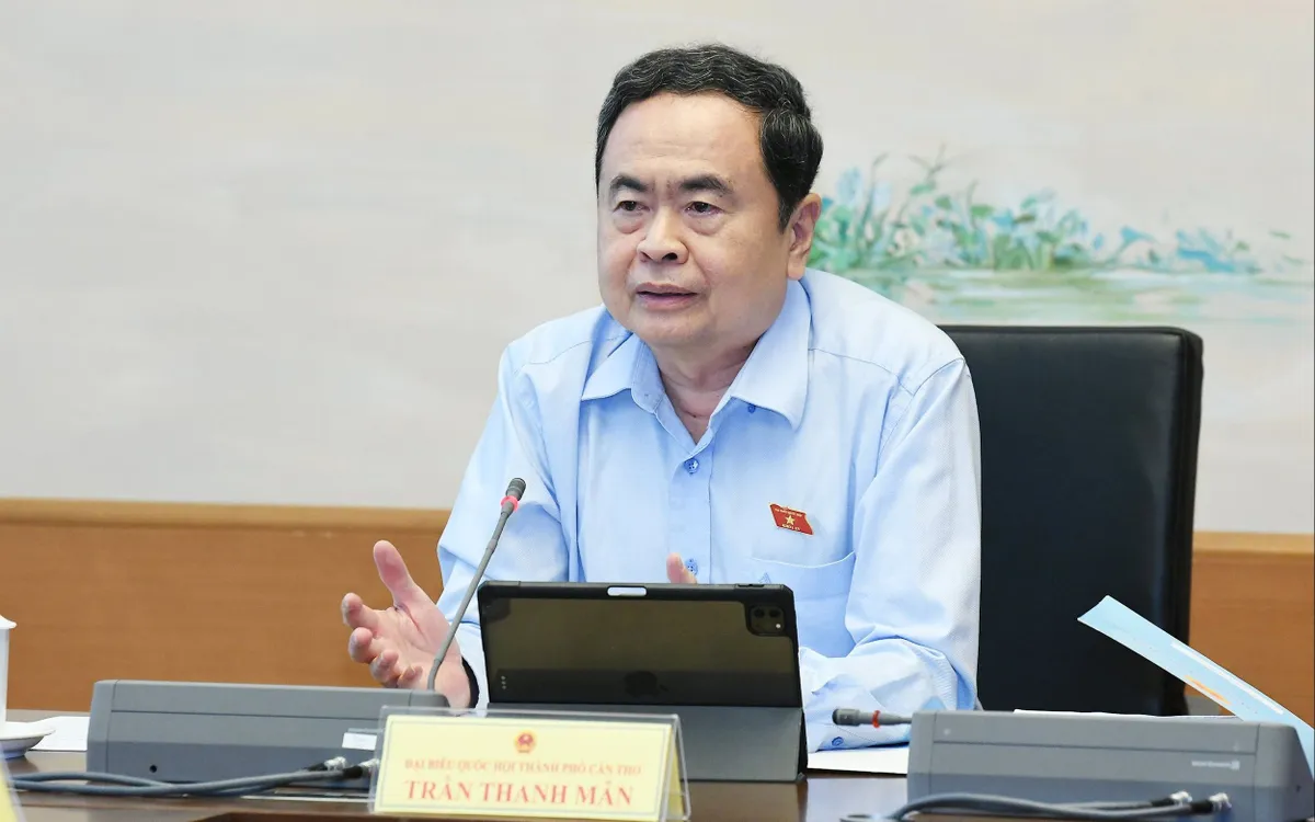 Nasjonalforsamlingens leder Tran Thanh Man deltar i diskusjonen i Gruppe 11 Chủ tịch Quốc hội Trần Thanh Mẫn tham gia thảo luận tại Tổ 11