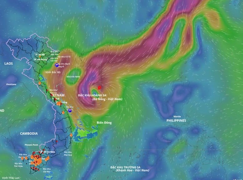 A tempestade nº 12 enfraquece gradualmente, alertando para chuvas fortes e prolongadas e inundações generalizadas - Foto 1. Bão số 12 suy yếu dần, cảnh báo mưa lớn kéo dài, ngập lụt diện rộng- Ảnh 1.