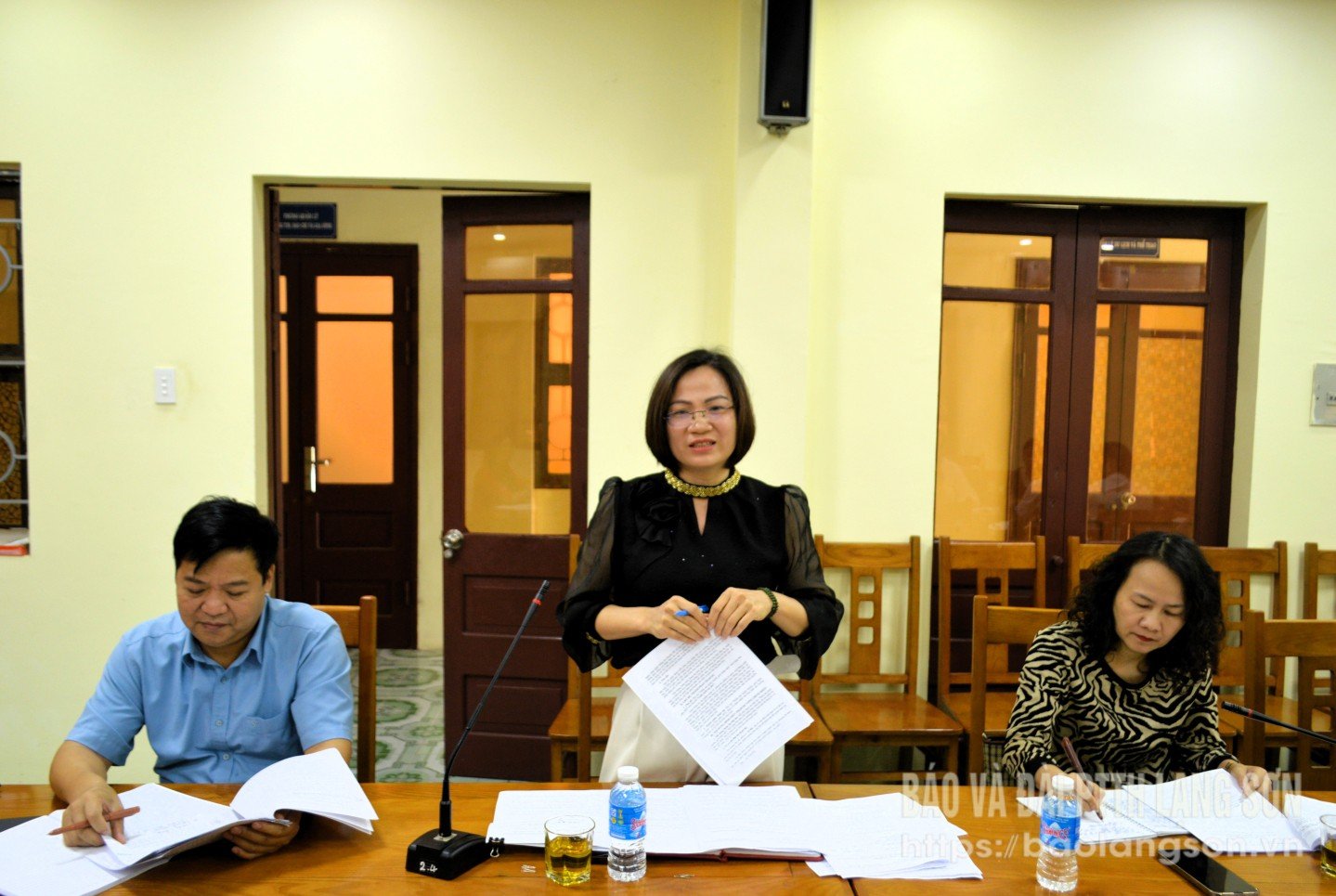 ผู้นำหนังสือพิมพ์และสถานีวิทยุโทรทัศน์ลางซอนกล่าวในการประชุม