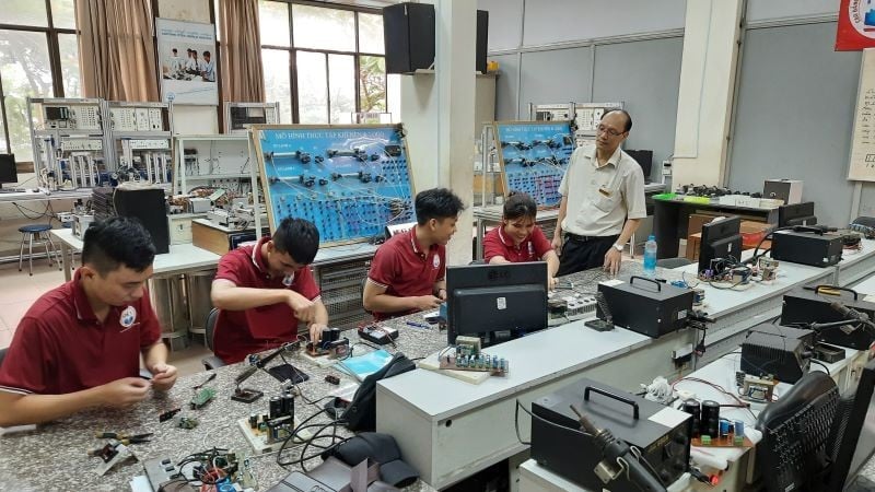 Treinamento em eletrônica na Faculdade de Tecnologia II, Cidade de Ho Chi Minh