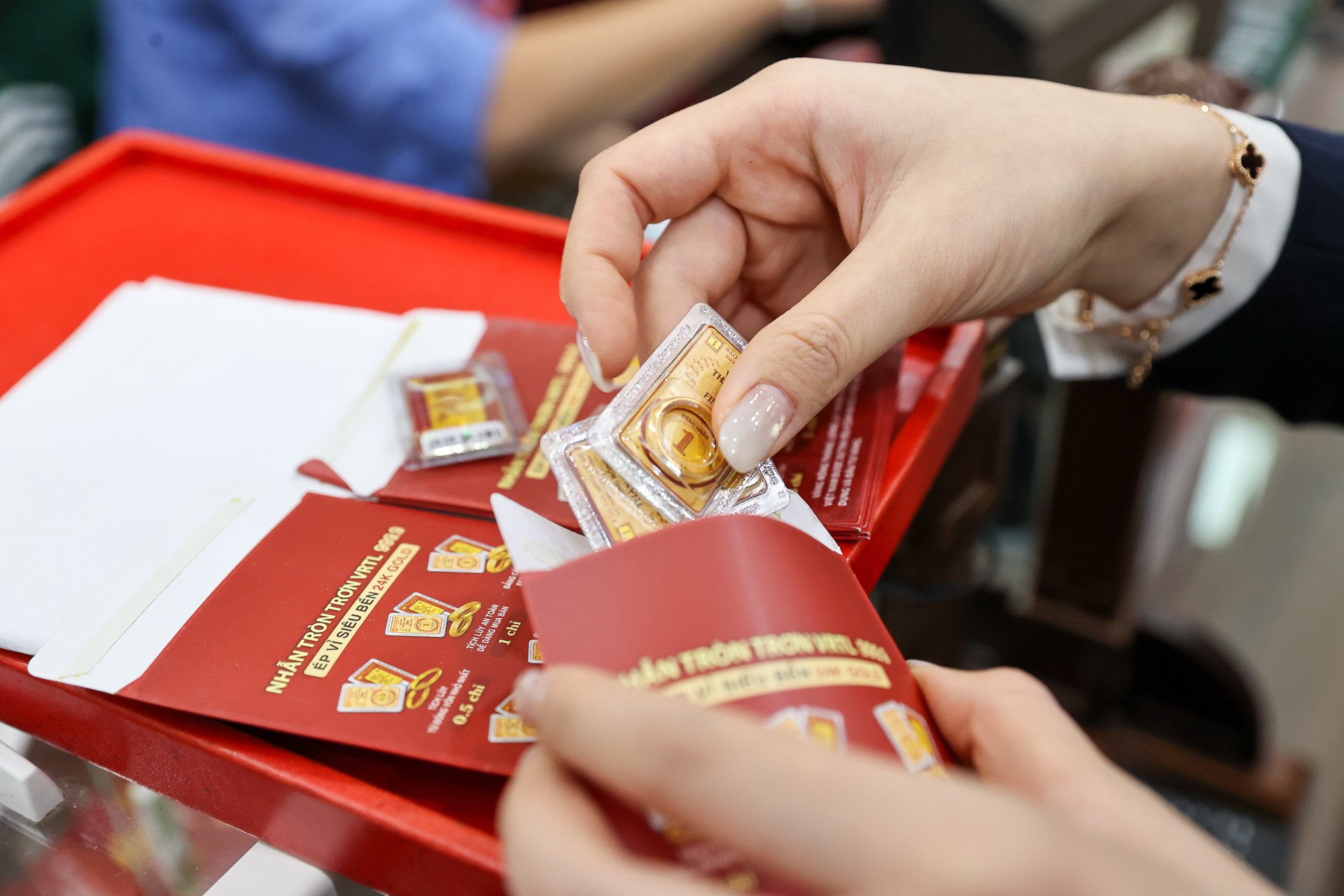 Giá vàng nhẫn một thương hiệu vượt 160 triệu đồng/lượng