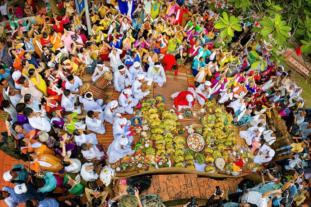 مهرجان كيت الصاخب عند سفح برج بو ساه إينو - الصورة 6